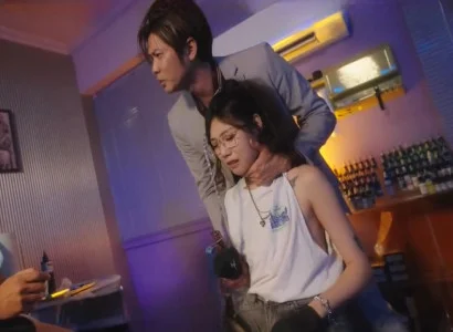 Cô chủ tiệm xăm xinh đẹp bị địt tập thể bởi nhiều người